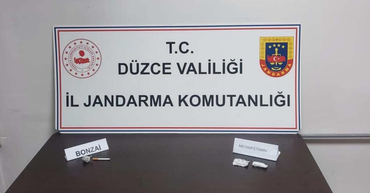 duzcede durdurulan aracta uyusturucu madde ele gecirildi XFjzz6wI.jpg