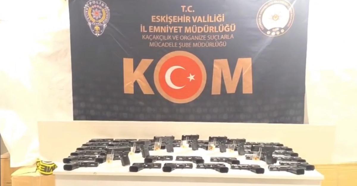 eskisehirde cekicinin ustundeki aractan adeta cephanelik cikti krx8Zf6A.jpg