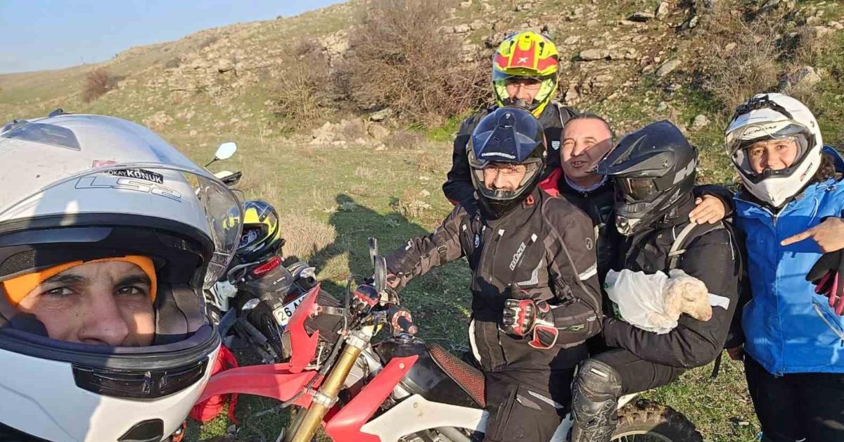 eskisehirde motosikletliler yeni dogmus kuzu annesine kavustu 96FDnZyv.jpg