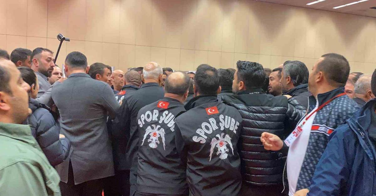 genclerbirligi kongresinde gergin anlar ze3e7r6n.jpg