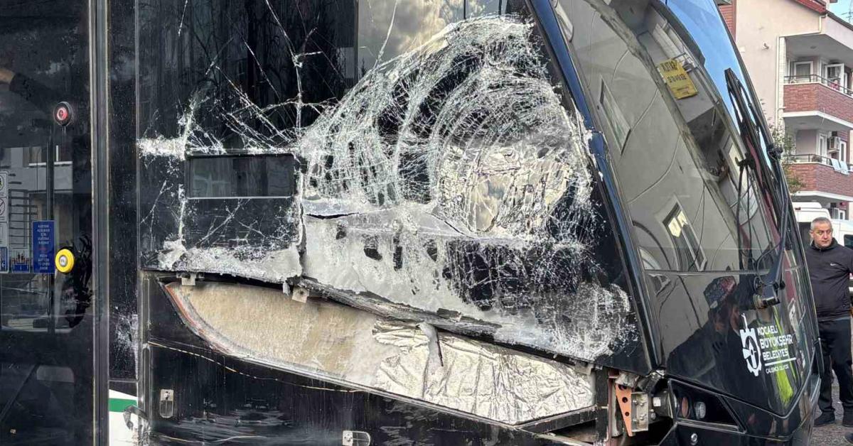 izmitte cop kamyonu ile tramvay capisti 3 kisi yaralandi lvdlgdTa.jpg