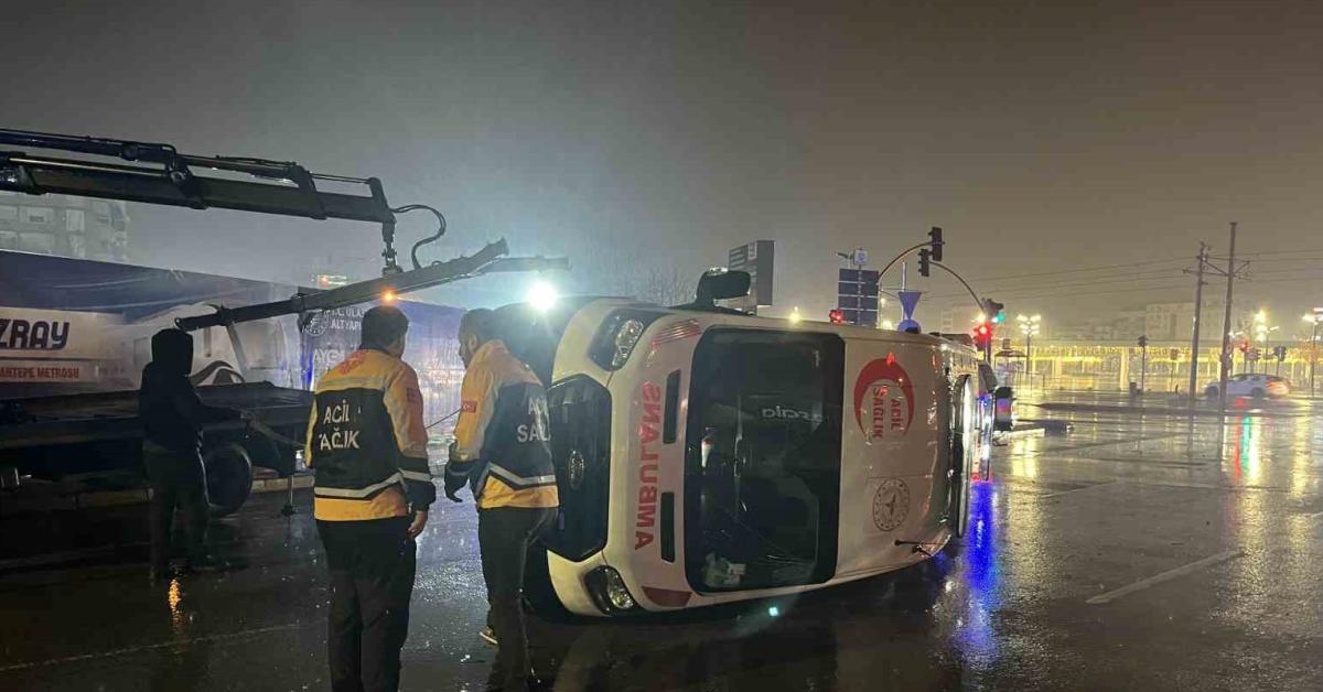 izmitte korkutan ambulans kazasi 3u saglikci 6 yarali tTrAuIUF.jpg