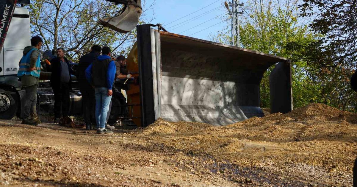 izmitte micirli kamyon devrildi surucu bayildi rN8PRyPd.jpg