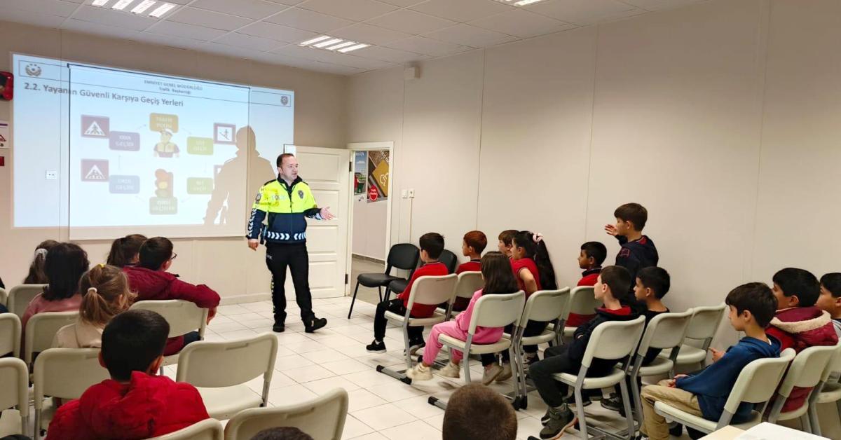 karamurselde gelecegin suruculerine trafik bilgisi veriliyor JOsvRjSu.jpg