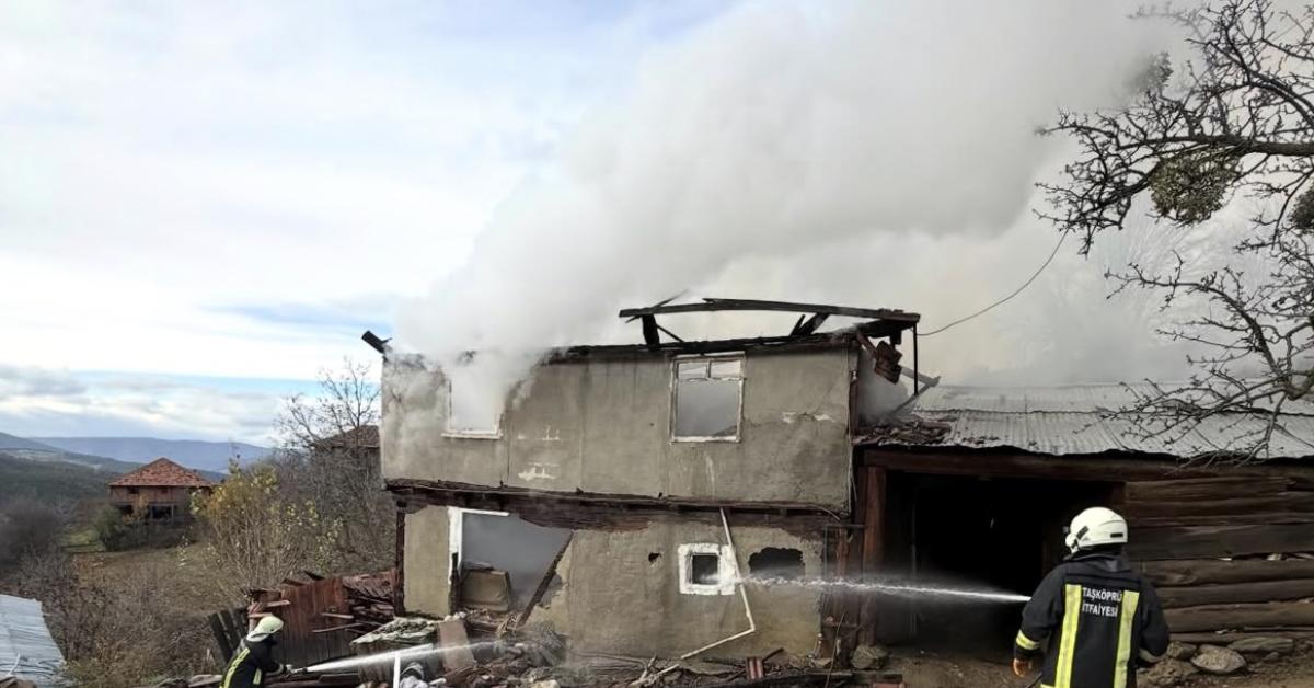 kastamonuda yangin faciasi iki ev kullanilamaz hale geldi 88VtMXVc.jpg