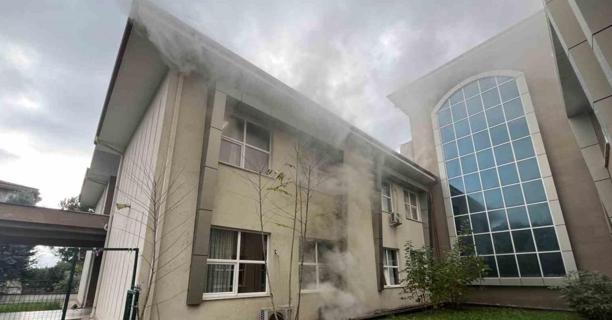 kocaeli derincedeki okulda korkutan yangin SURAlBGB.jpg