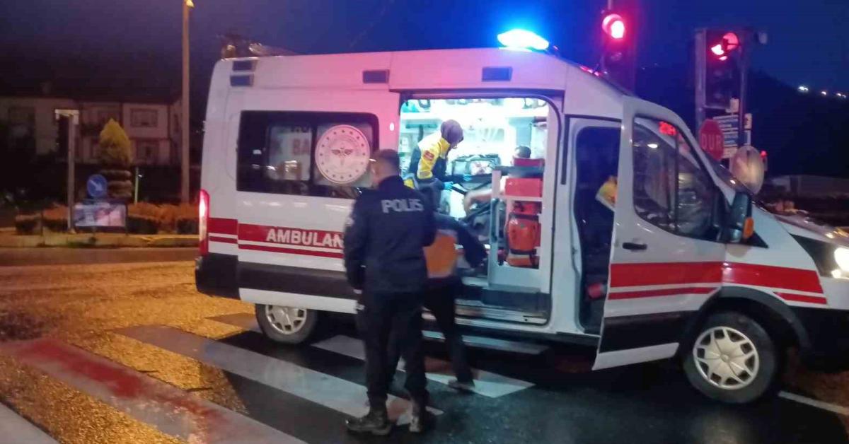 kocaeli karamurselde trafik kazasi 3 yarali var GuWiqH4C.jpg