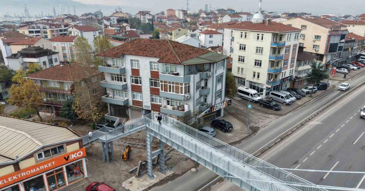kocaelinde yikilan yaya ust gecidi 1 metre oteye yeniden insa edildi CeyxqV6t.jpg