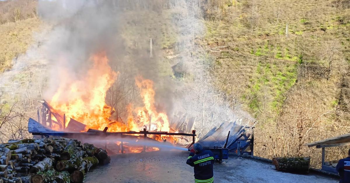 samsunun salipazarinda korkutan yangin ahsap ev kule dondu uZDMyLt7.jpg