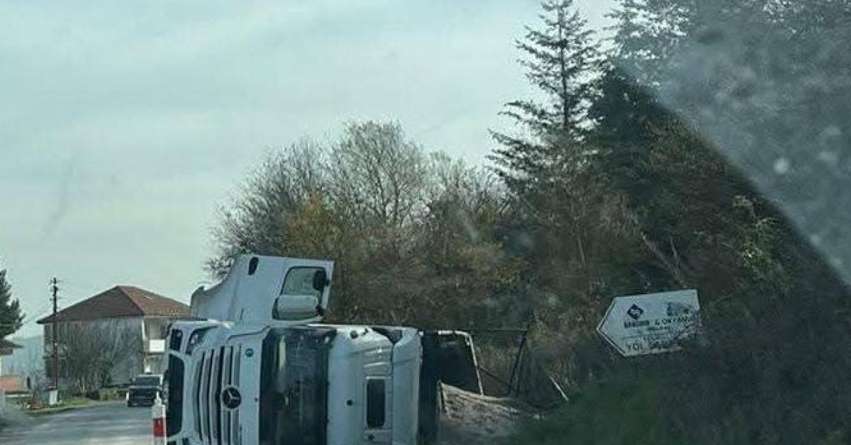 zonguldan caycumada tir devrildi yarali var bgP94Bgc.jpg