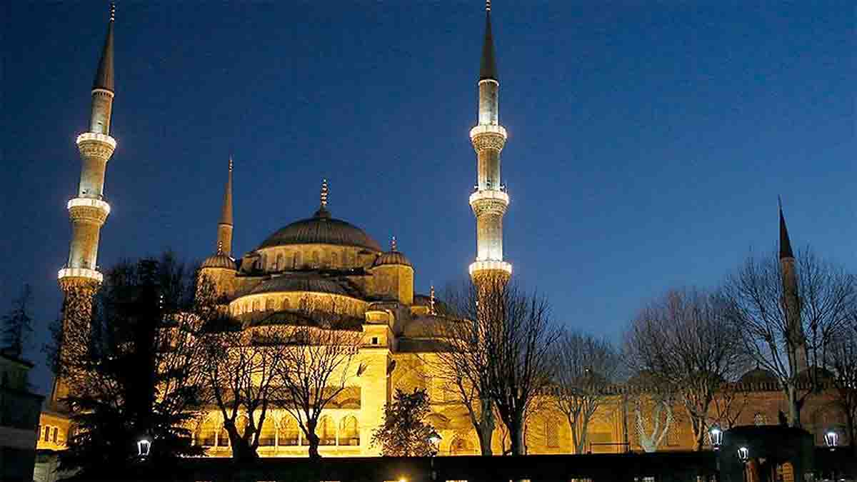 2026 Miraç Kandili Ne Zaman Yarın kandil mi? sorusu milyonlarca vatandaş tarafından araştırılıyor. Diyanet İşleri Başkanlığı’nın 2026 dini günler takvimine göre 15 Ocak 2026 Perşembe günü Miraç Kandili olarak idrak edilecek. Bu mübarek gece, Peygamber Efendimiz Hz. Muhammed’in (s.a.v.) göğe yükseldiği, namazın farz kılındığı kutsal bir gecedir. Miraç Kandili, Perşembe akşamı akşam ezanıyla birlikte başlayıp 16 Ocak Cuma sabahına kadar devam edecek.