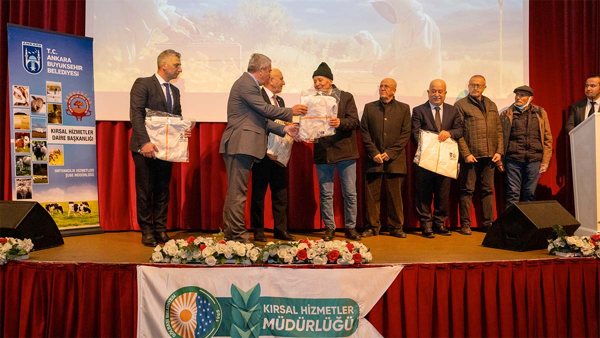Yoğun katılımın olduğu programın sonunda, arıcılık faaliyetlerinde kullanılan özel koruyucu kıyafetler eğitime katılan üreticilere hediye edildi.