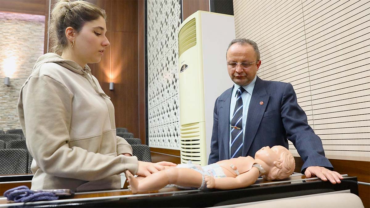 Öğretmen Ersin Kuşçu Sağda solda öğrenciye uygulamalı eğitim veriyor.Keçiören Belediyesi ile Sağlık Bakanlığı Acil Sağlık Hizmetleri Genel Müdürlüğü Eğitim ve Projeler Daire Başkanlığı iş birliğinde belediye personeline yönelik bir “İlk Yardım Eğitimi” düzenlendi.Bu eğitim ile temel ilk yardım bilgisi kazandırılması ve acil durumlarda doğru müdahalelerle hayat kurtarma becerilerinin geliştirilmesi amaçlandı.