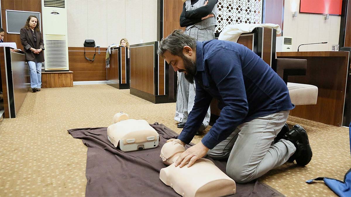 Ankara Keçiören’de Gerçeği Aratmıyor3Katılımcılara; vücut sistemleri, soluk borusuna yabancı cisim kaçması, kanamalarda ilk yardım, zehirlenmeler, kırık-çıkık-burkulmalar, boğulmalar ve sıcak/soğuk aciller gibi pek çok başlıkta bilgi verildi. Ayrıca