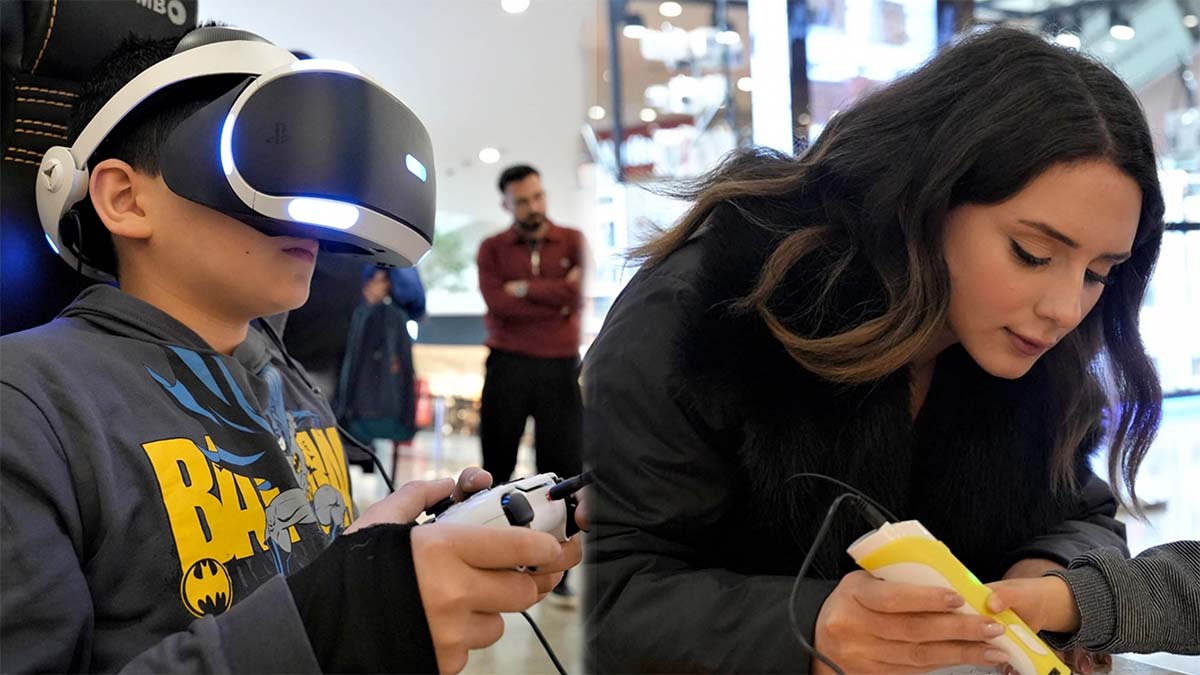 Solda Sanal gerçeklik gözlüğü takmış bir öğrenci oyun konsolu ile eğleniyor. Sağda bir öğretmen bir öğrenciye uygulamalı eğitim veriyor.