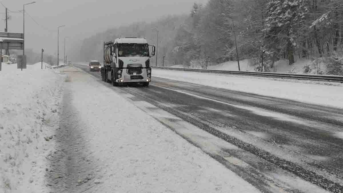 Bolu Dağı'nda Gece Başlayan Kar Yağışı Devam Ediyor