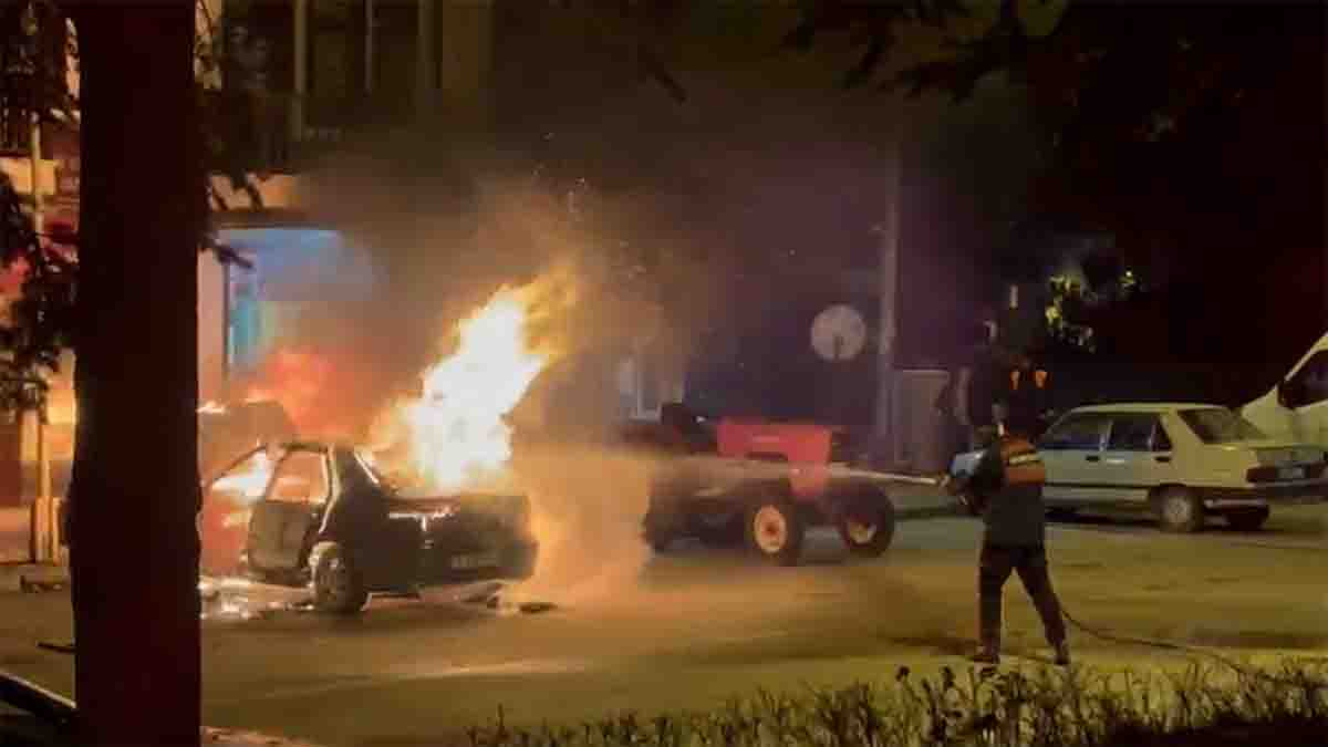 Bolu'da Park Halindeki Otomobil Cayır Cayır Yandı