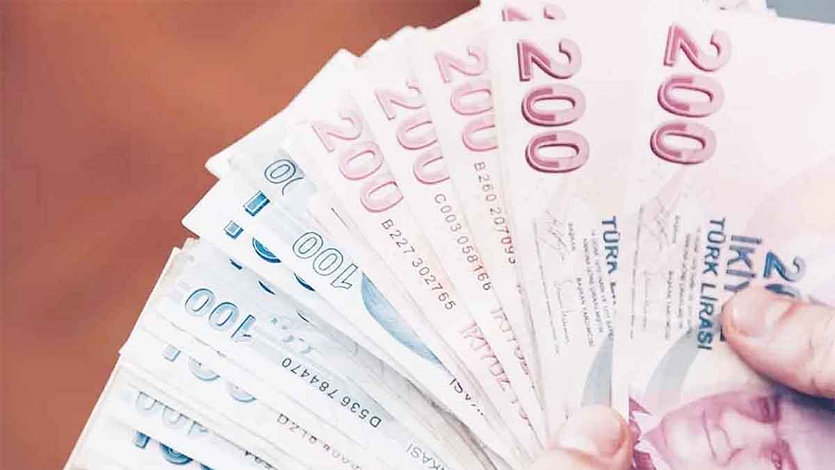 Emekliye Refah Payı 2026 Emekli refah payı 2026 ile ilgili son dakika gelişmeleri yakından takip ediliyor. Hükümet, en düşük emekli maaşına yapılacak zam oranı ve refah payı düzenlemesi için kritik toplantıya hazırlanıyor. SGK ve Bağ-Kur emeklileri yüzde 12,19’luk enflasyon farkına ek olarak yüzde 5-7 arası refah payı zammı bekliyor. En düşük maaş 18.939 TL’den 20.000 TL seviyesine yükselebilir. Emekliye yüzde kaç zam gelecek, refah payı ne zaman açıklanacak, işte 2026 zam tablosu ve detaylar.