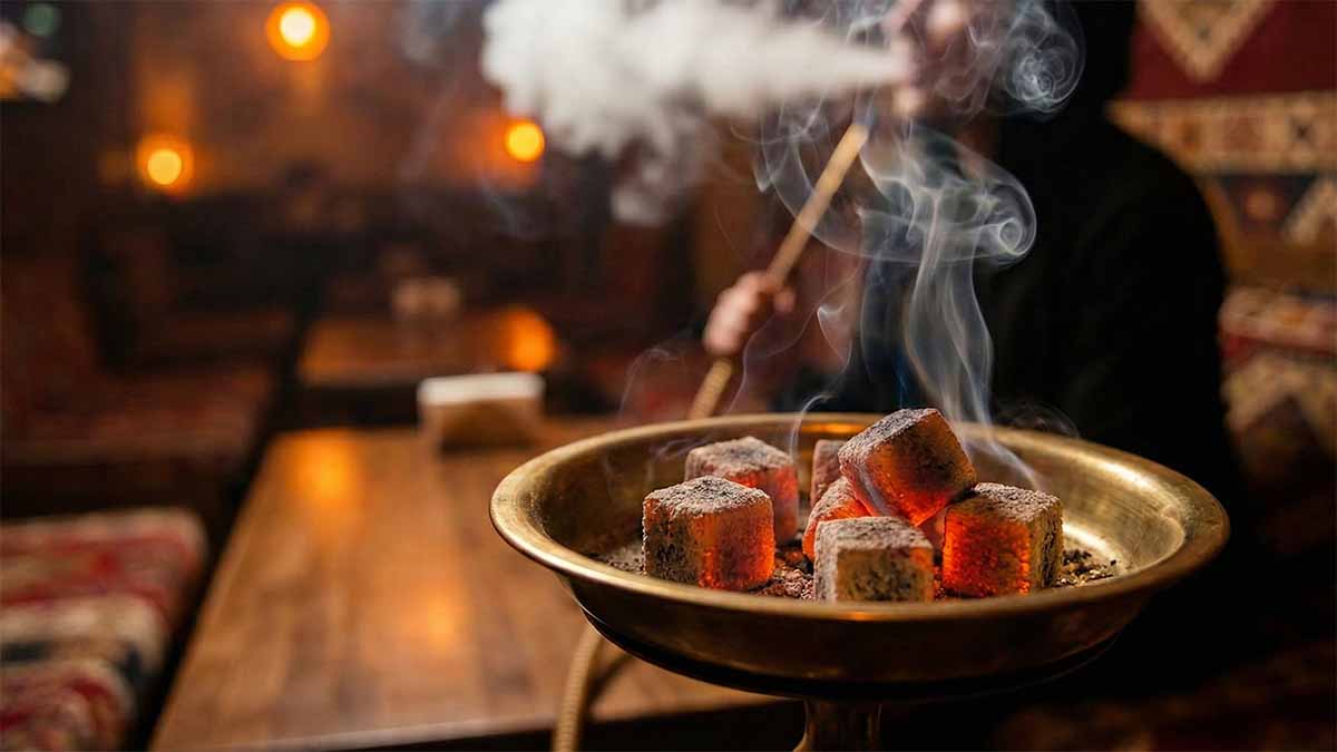 Evde Nargile Kömürü Nasıl Yakılır? Nargile kömürü evde nasıl yanar? Elektrikli ocak dışında tüpte veya gazlı ocakta tel ızgara (mangal teli) yöntemiyle güvenli, pratik ve eşit ısı dağılımı sağlayan en iyi yöntemi öğrenin.