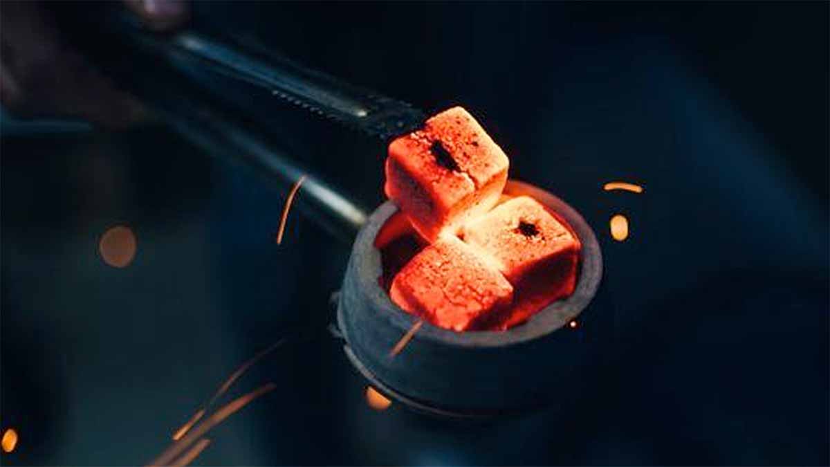 Evde Nargile Nasıl HazırlanırKömürün yüzeyi tamamen kırmızı-turuncu renge döndüğünde ve etrafında gri kül tabakası oluştuğunda artık kullanıma hazırdır.