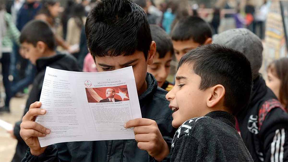 Karne Tebrik MesajıAyakta karnelerine bakan iki çocuk