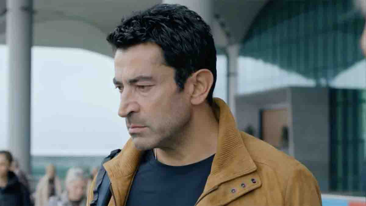 Kenan İmirzalıoğlu A.B.İKenan İmirzalıoğlu üstünde hardal rengi cenketle üzgün şekilde etrafına bakıyor