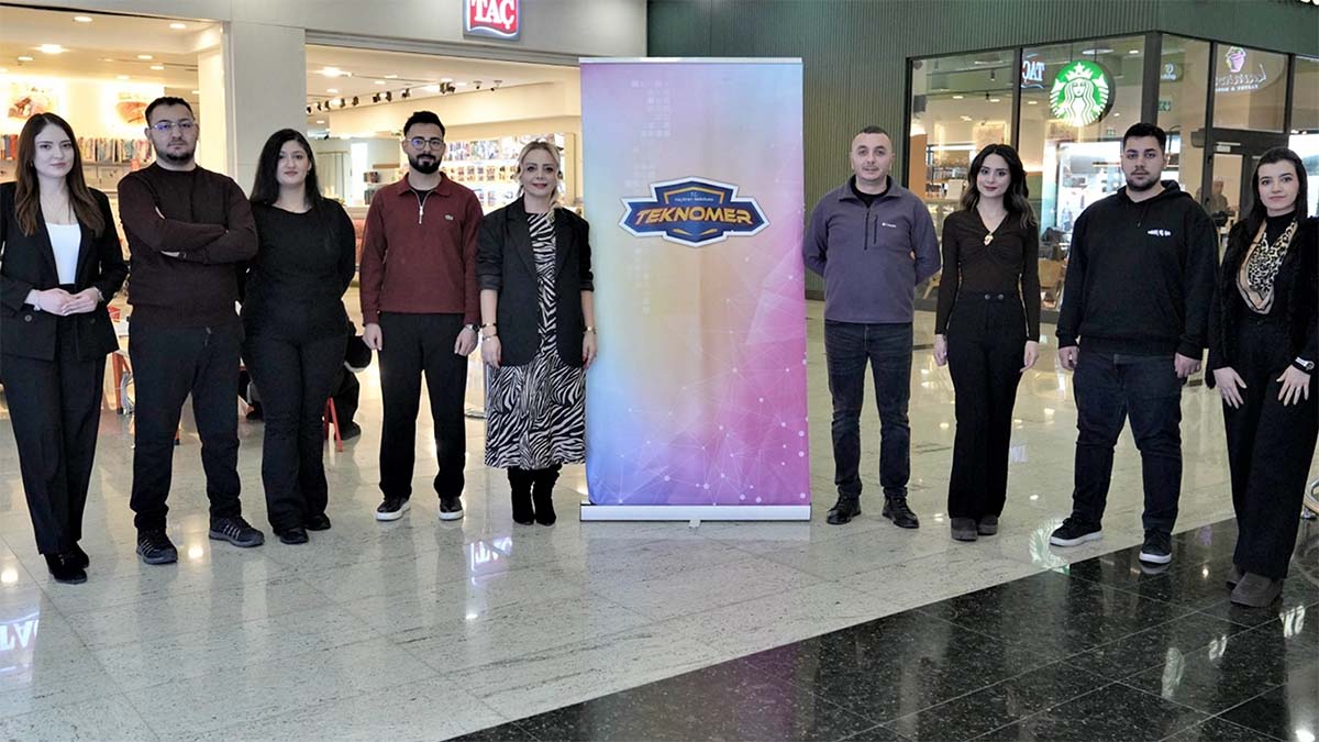 Teknomer Ekibi1 Kadın 1 Erkek şeklinde sıraya dizilmiş toplam 9 kişilik teknomer eğitmen ve teknik ekibi yan yana poz vermişler.