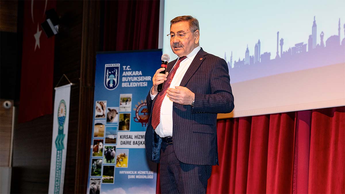 Yakup OdabaşıYakup Odabaşı çiftçilere konuşma yapıyor.