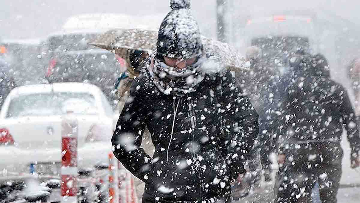 Yarın (13 Ocak Salı) Okullar Tatil Mi?İstanbul Valiliği dün akşam yaptığı açıklamada, 12 Ocak Pazartesi günü il genelinde tüm okullarda eğitime ara verildiğini duyurmuştu. Kararın, yoğun kar yağışı ve buzlanma riski nedeniyle alındığı belirtilmişti.