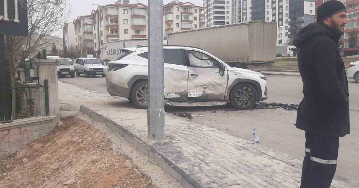 ankara beypazarinda korkutan trafik kazasi 3 yarali var 2HwqTFGs.jpg