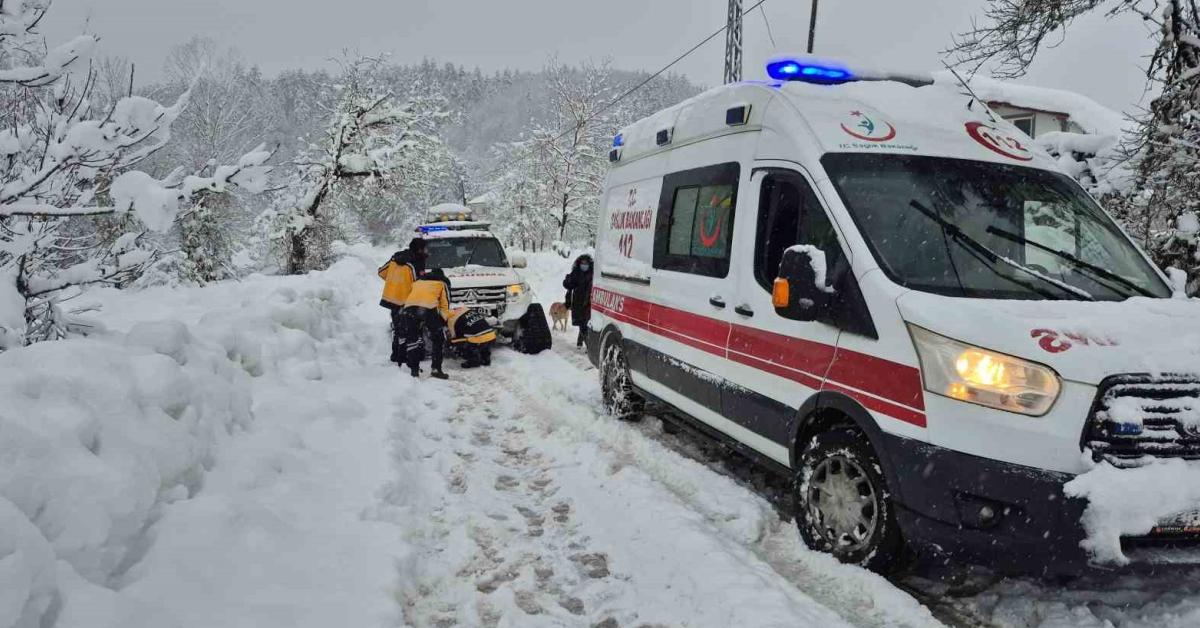 bartinda acil saglik ekibinden yolda kalanlara yardim eli CtFFSFjc.jpg