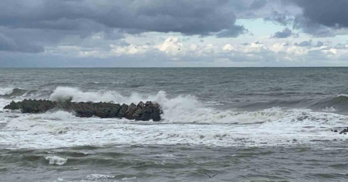 duzce akcakocada dalga boylari 4 metreye ulasti 3zNLRMd6.jpg