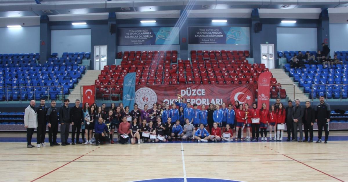 duzcede genc kizlar futsal sampiyonu belli oldu OLx6TPXg.jpg