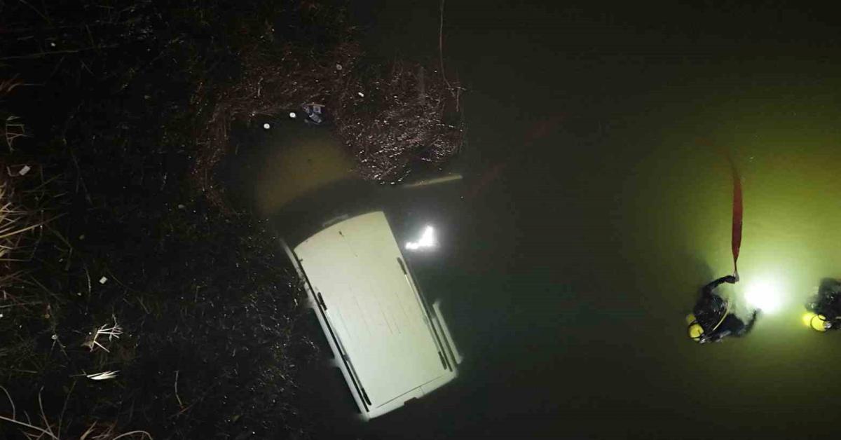 eskisehirde el freni cekilmeyen arac porsuk cayina dustu GQ1UIQYz.jpg