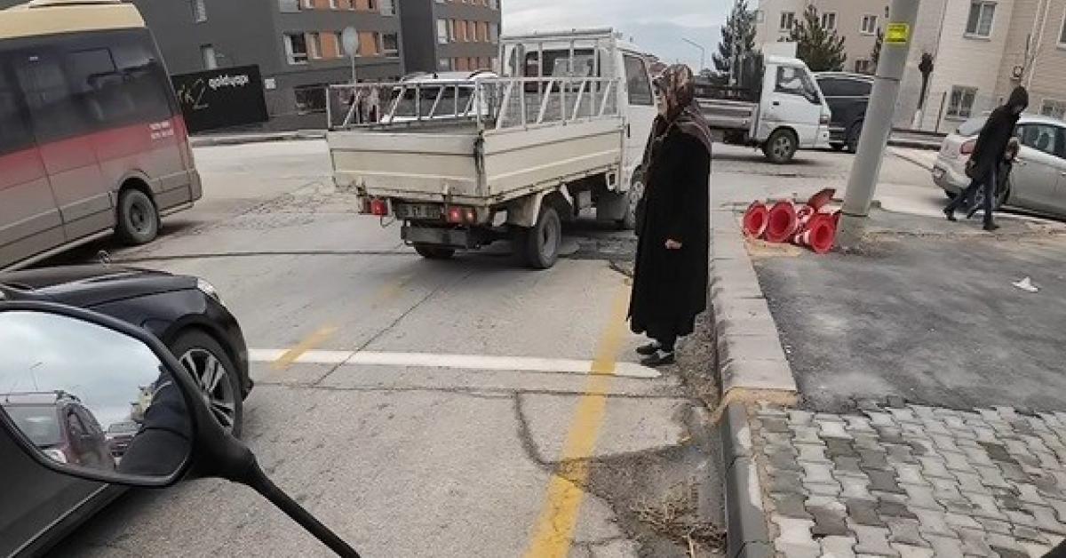 eskisehirde motosikletli kahraman yasli kadina yardim eli uzatti ClftgslL.jpg