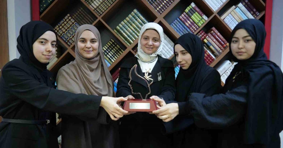 izmitten katara giden ogrencilerden dunya ikinciligi basarisi TYd6LDjK.jpg