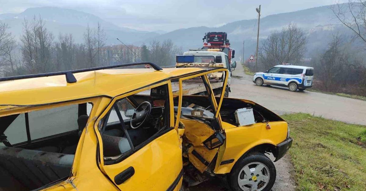 karabukte kontrolden cikan arac demir bariyere carpti H8BFNO5n.jpg