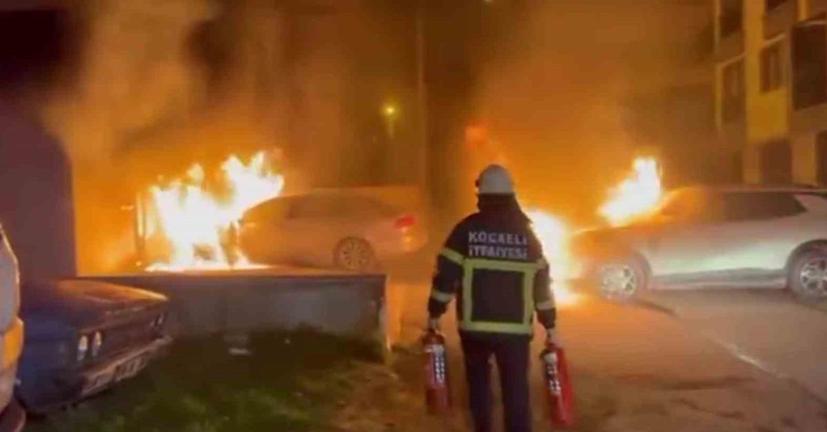 kocaeli daricada park halindeki araclar alev alev yandi AkNC4EPL.jpg