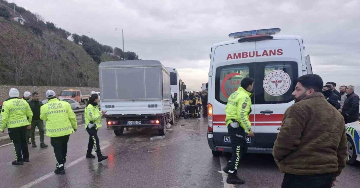 kocaeli dilovasinda feci trafik kazasi 7 yarali var LxGR4Jqi.jpg