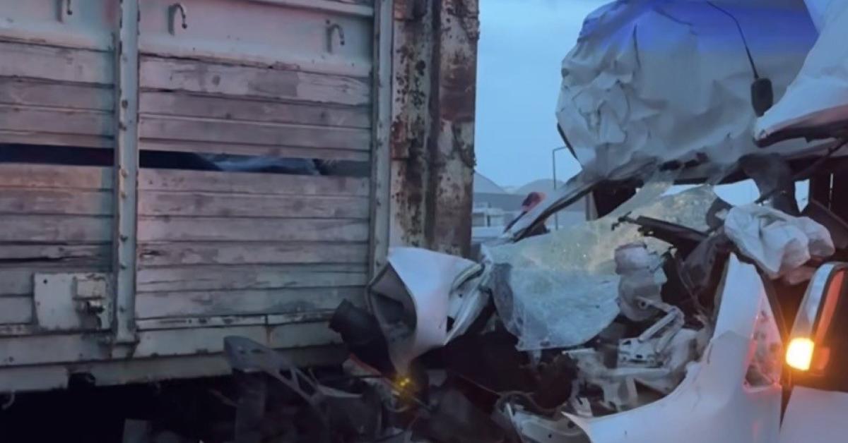 kocaeli gebzede servis minibusuyle kamyon carpisti 7 kisi yaralandi 54Exfwl9.jpg