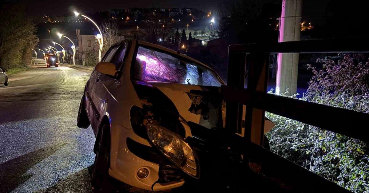 kocaeli izmitte sok eden trafik kazasi surucu kacti 9NkBH3St.jpg