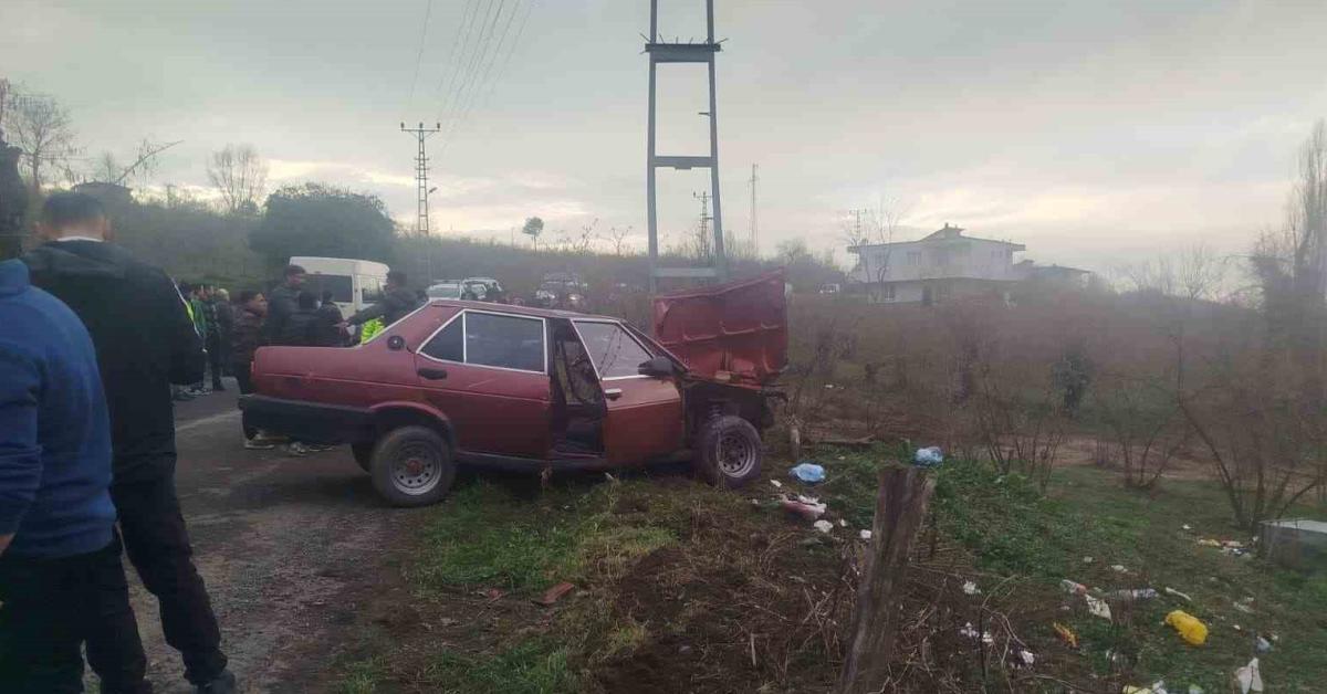 zonguldakta kontrolden cikan otomobil direge carpti iki yarali mW9JTcIG.jpg