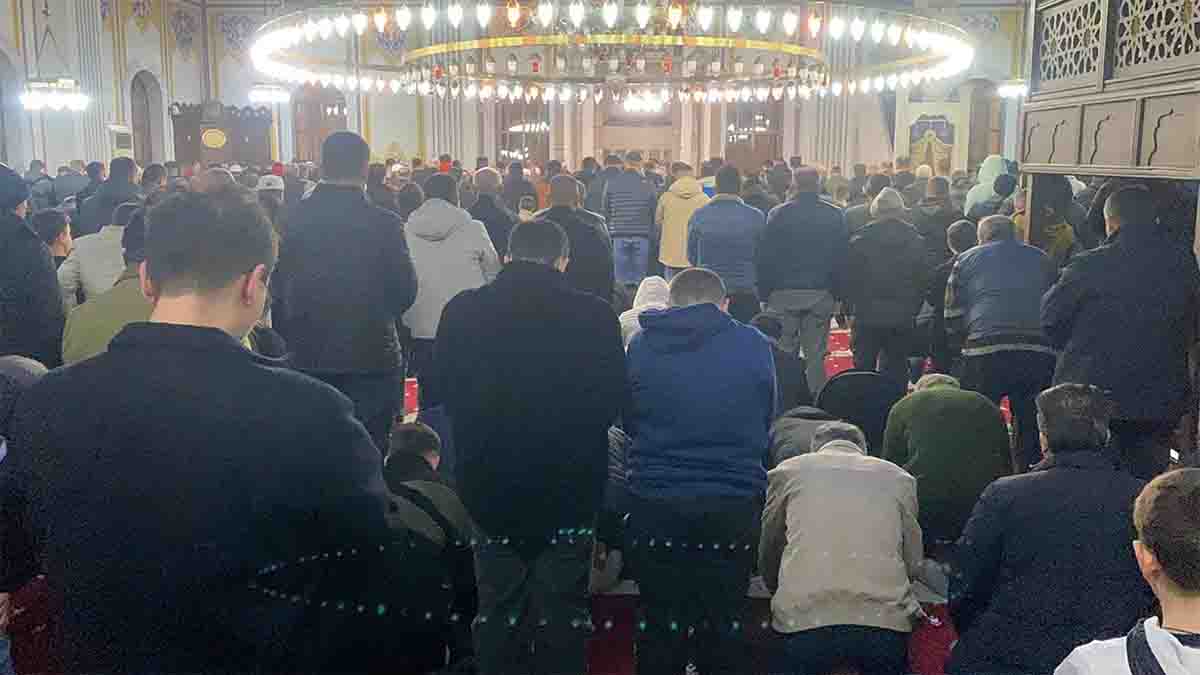 Bolulular Berat Kandili’nde Camilere Akın Etti