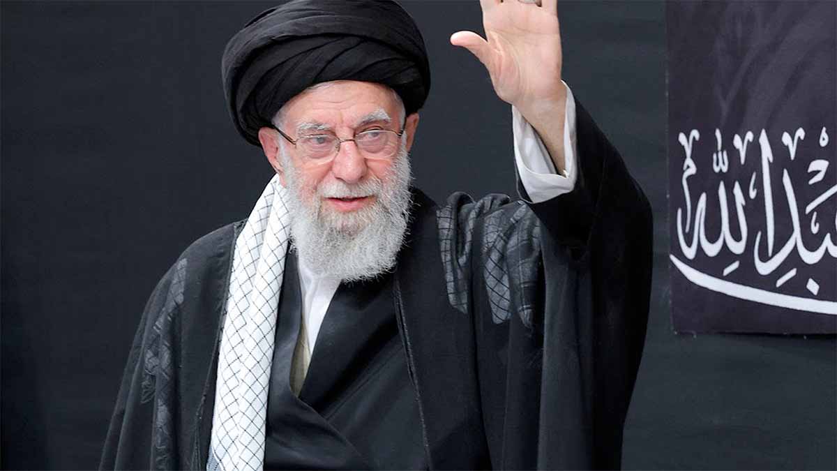 Ayetullah Ali Hamaney Hamaney Reuters’in, İsrailli bir yetkiliye dayanarak İran’ın dini lideri Ayetullah Ali Hamaney’in öldüğünü iddia etmesi dünya gündemine bomba gibi düştü. İran’dan “Amerikan-Siyonist düşman psikolojik savaş yürütüyor” açıklaması geldi.