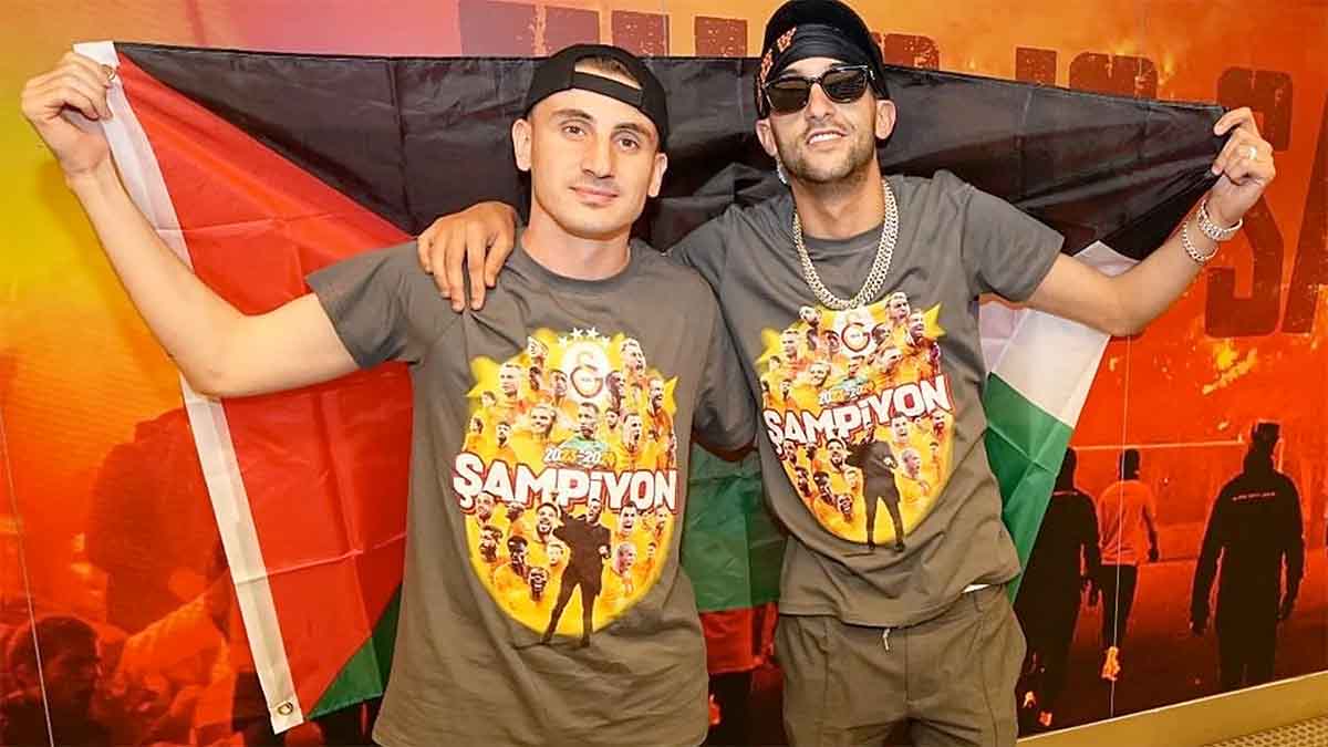 Kerem Aktürkoğlu ve Hakim Ziyech Galatasaray Şampiyonluk Kutlamaları Filistin Bayrağı ile poz veriyor.