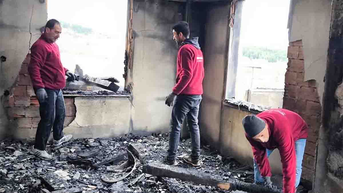 Mengen’de Cami Yangını Enkazı Kaldırılıyor