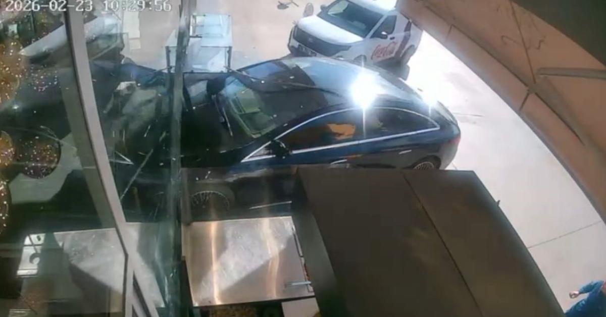 ankara etimesgutta otomobil pastaneye daldi pteDEFGG.jpg