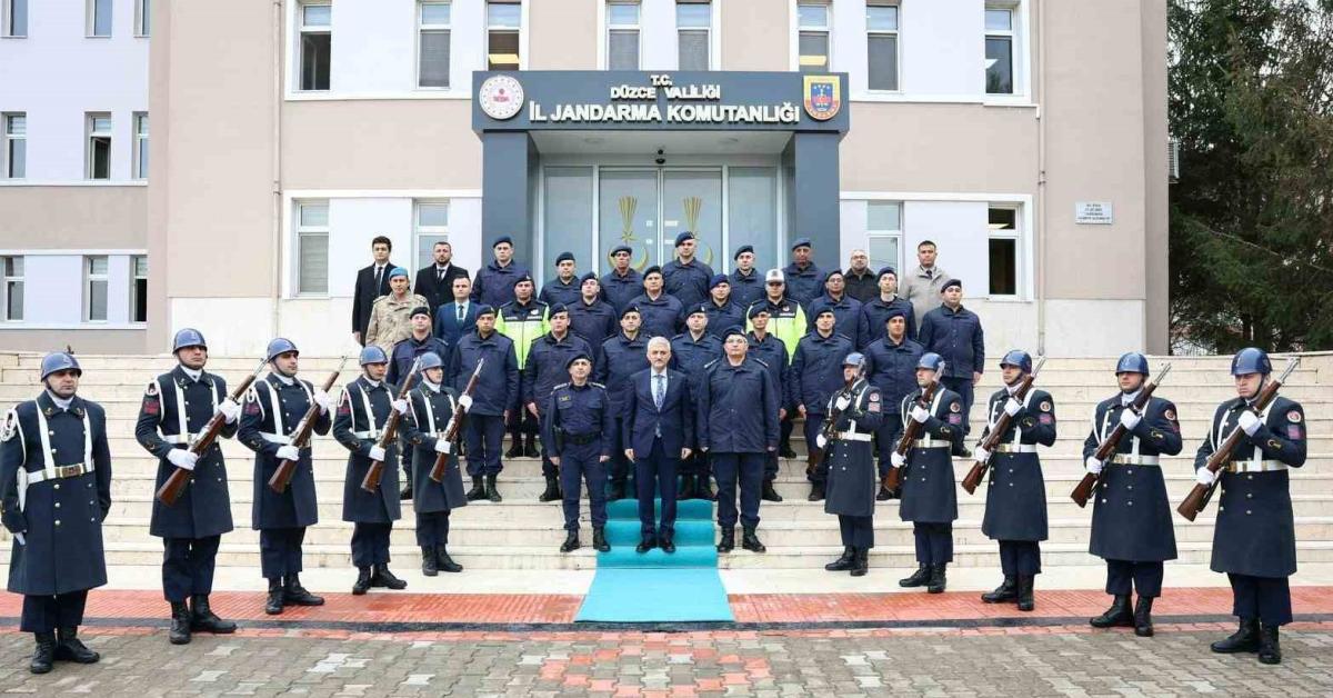 duzce valisi makas jandarmayi ziyaret etti gc3gSp33.jpg