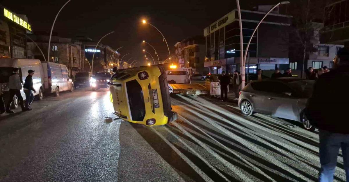 duzcede garip kaza ticari taksi yan yatti N9YlsYNi.jpg