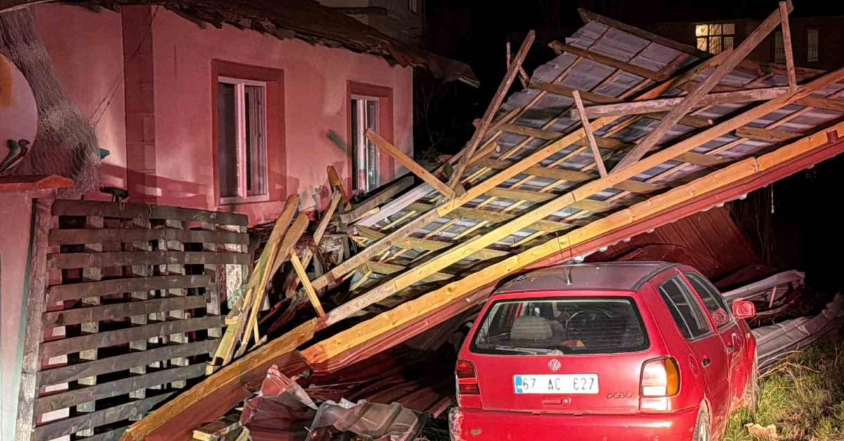 duzcede siddetli ruzgar catiyi ucurdu 9UCxscts.jpg